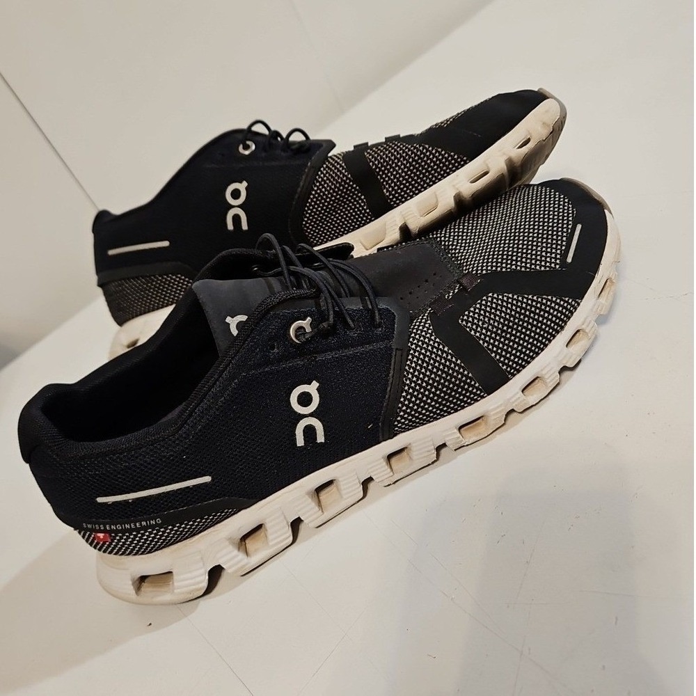 On Running Cloud 5 Women's Size 10 Black/White Running Sneakers Usual wear(S166